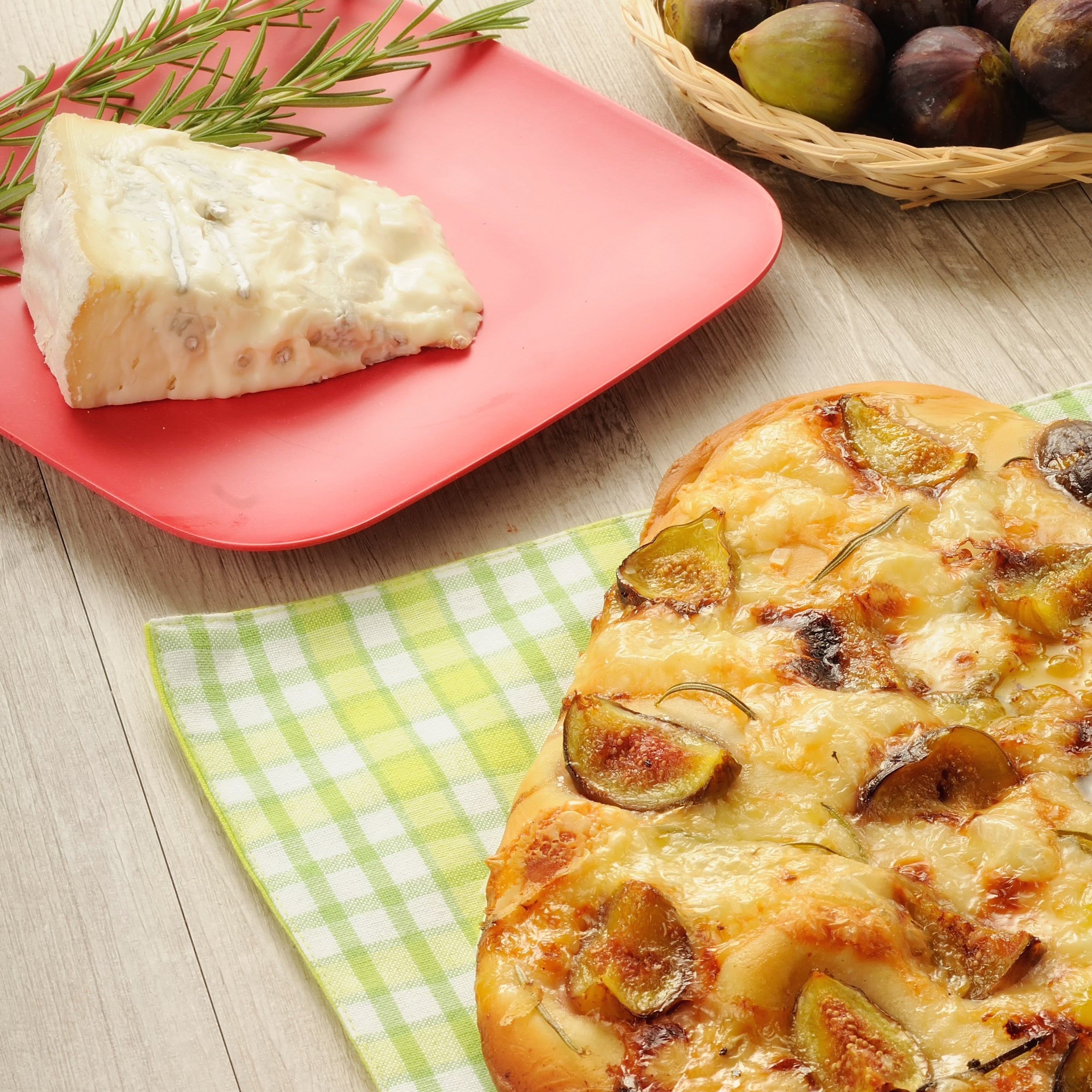 Focaccia with figs and Gorgonzola