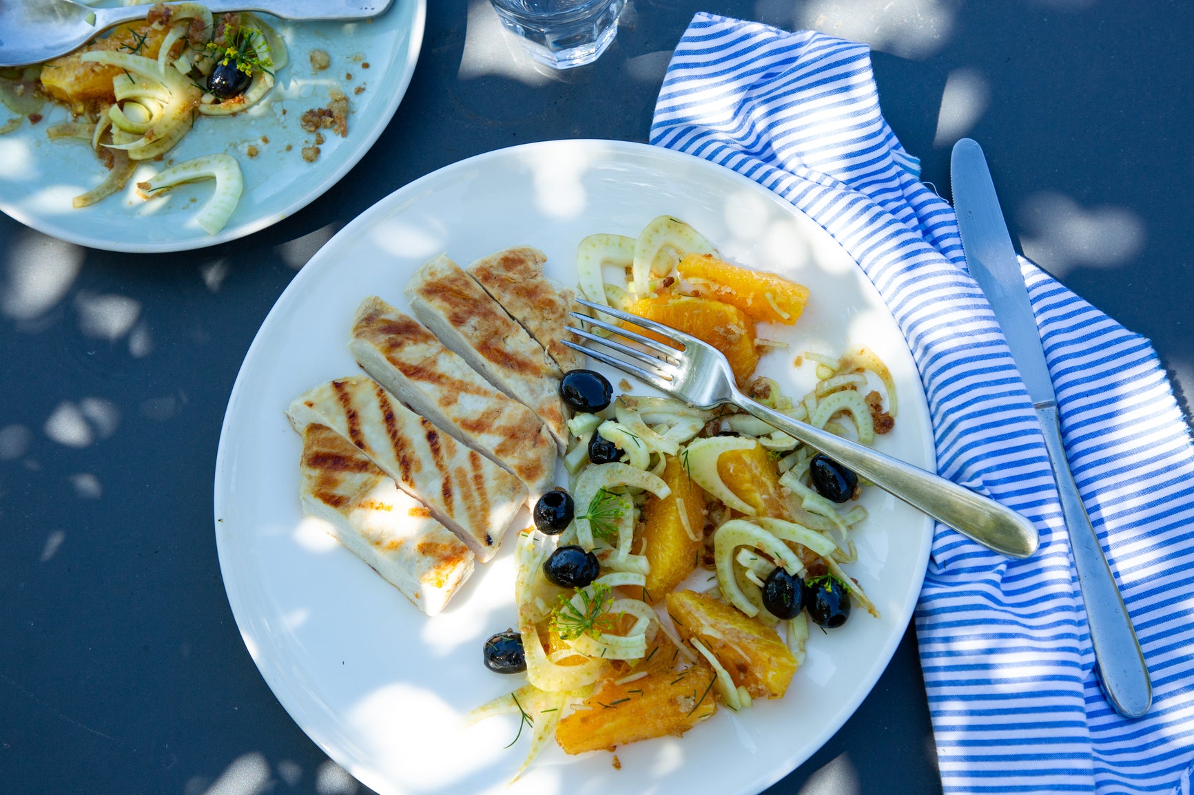 Orange and fennel salad with Kalamata olives and grilled chicken, drizzled with ARLO culinary argan oil for a fresh Mediterranean meal