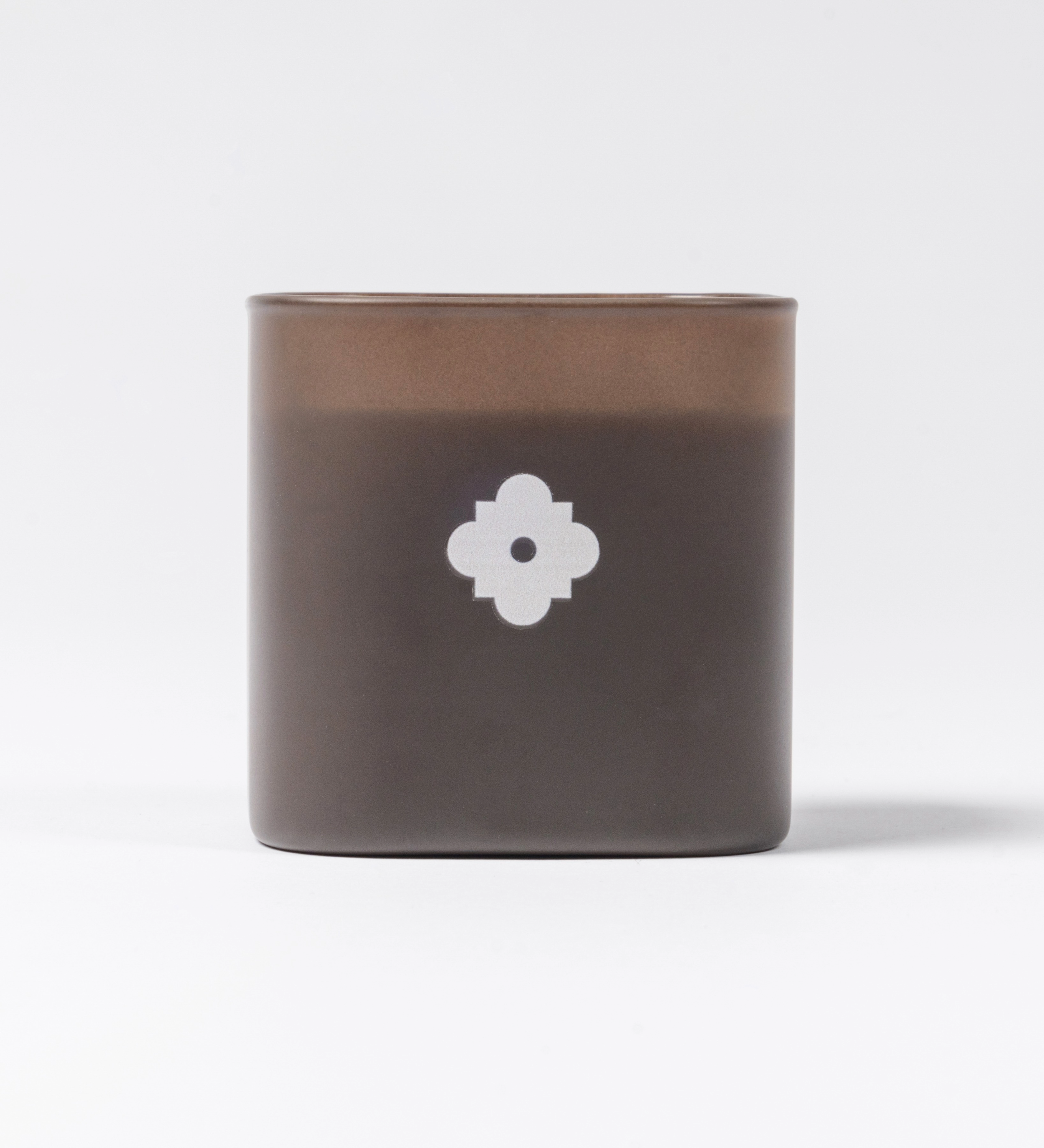 ARLO scented candle in brown glass – back view with white flower emblem, luxury home fragrance